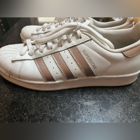 Adidas superstar , women’s 8 1/2, hard top sneaker, rose gold - Picture 6 of 6